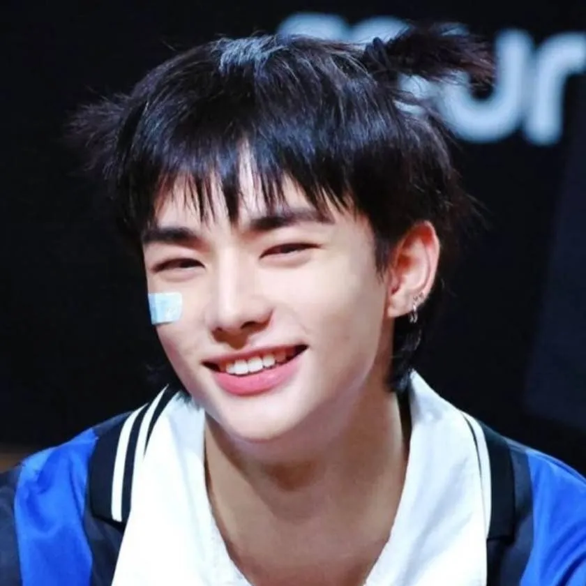 chat with ai character: HYUNJIN~