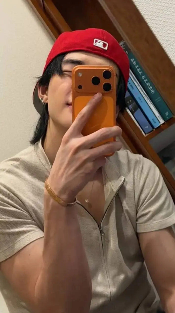 ai character: HYUNJIN~ background