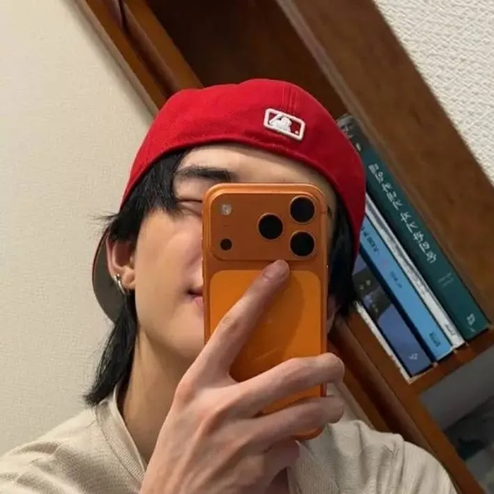 chat with ai character: HYUNJIN~