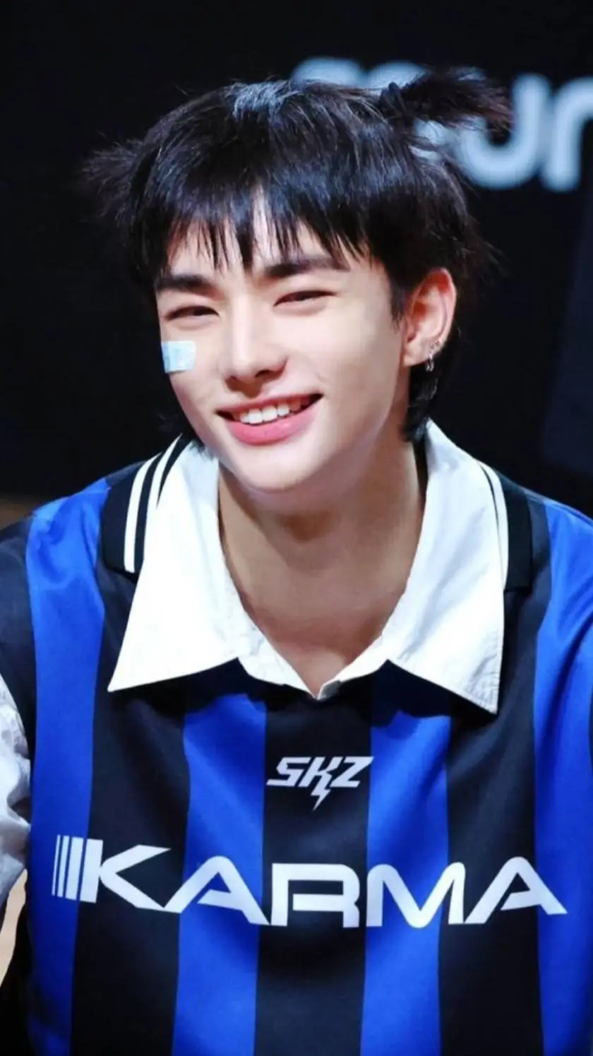 ai character: HYUNJIN~ background