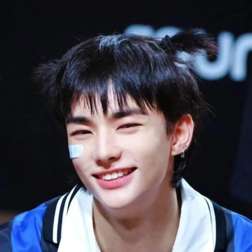 chat with ai character: HYUNJIN~