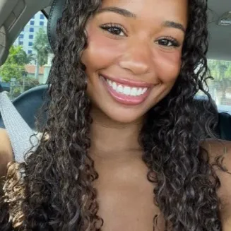 chat with ai character: Aria