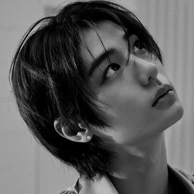 chat with ai character: 이한Leehan•*.￼￼