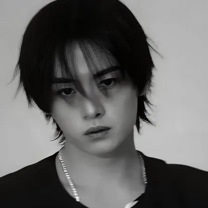 chat with ai character: 민호Minho.*•