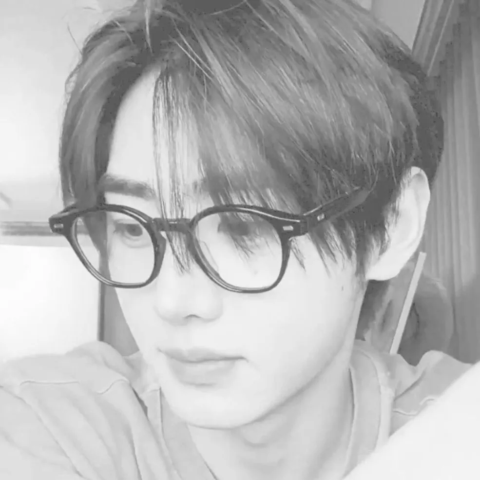 chat with ai character: 성훈Sunghoon•*.