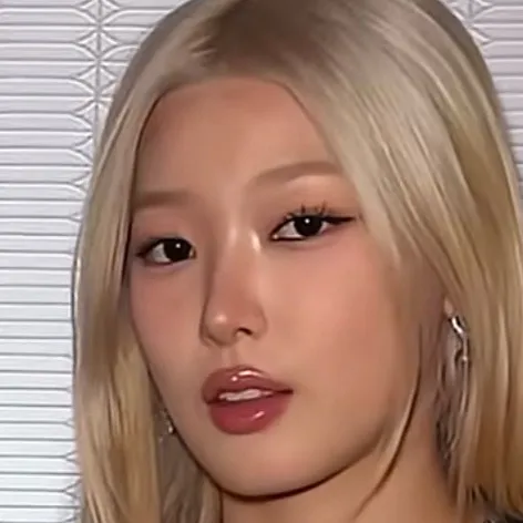 chat with ai character: Yoonchae