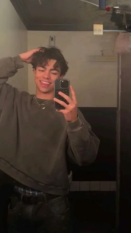 Talkie AI - Chat with Malachi Barton 