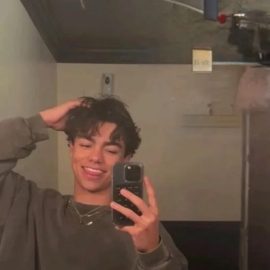 chat with ai character: Malachi Barton 