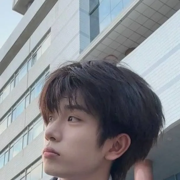 chat with ai character: 𝕄𝕖𝕠𝕟🌷🌷