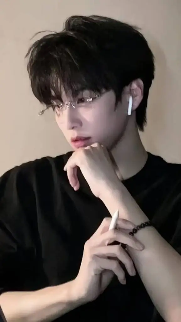 ai character: 𝕃𝕦𝕔𝕚𝕖𝕟 𝔾𝕣𝕒𝕧𝕖𝕤💋🌷 background