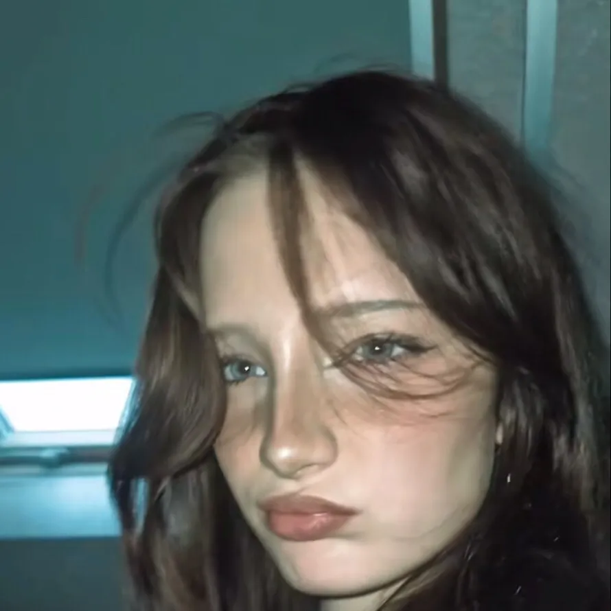 chat with ai character: Victoria 