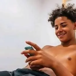 chat with ai character: cris jr