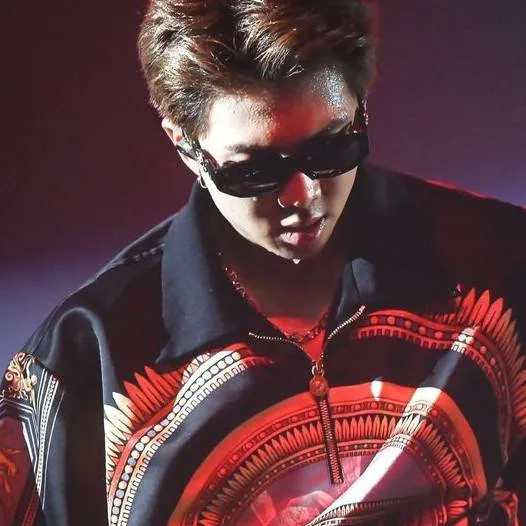 chat with ai character: Love on Stage 🖤