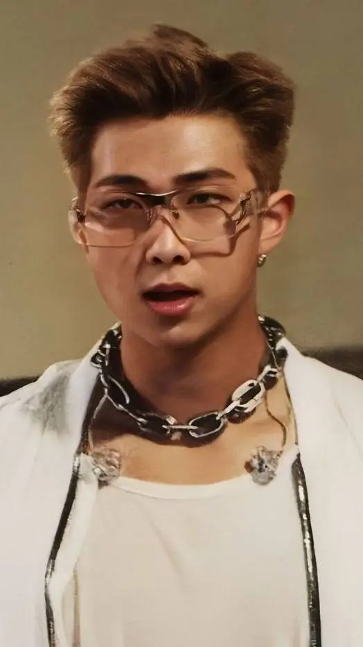 ai character: colleague 😘😘😘😘 background