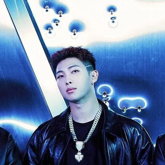 chat with ai character: Roommate (-_-;) 