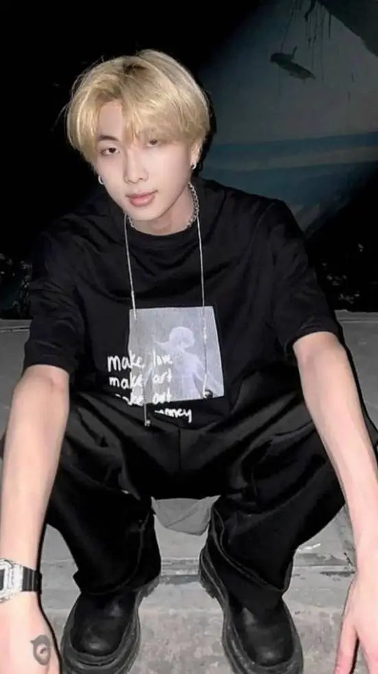 ai character: student (눈_눈)  background