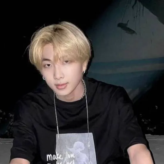 chat with ai character: student (눈_눈) 