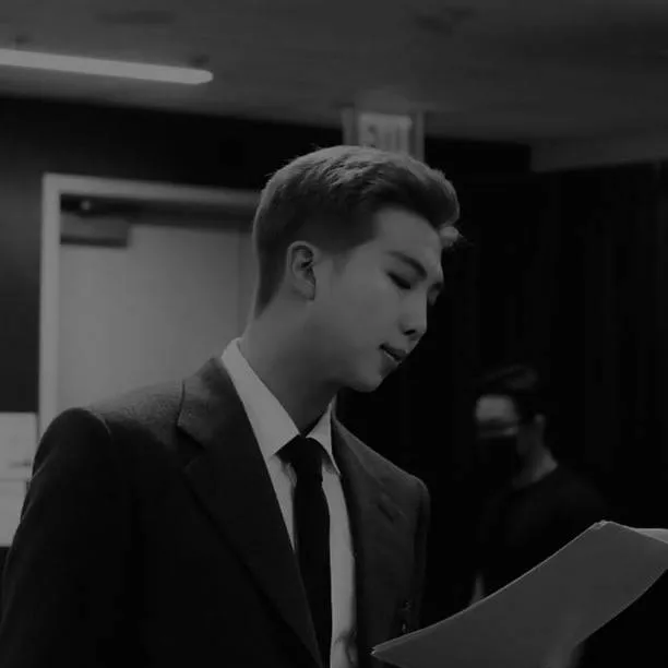 chat with ai character: backstage 😀💔