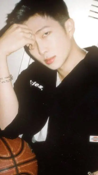 ai character: 𝓚𝓲𝓶 𝓷𝓪𝓶𝓳𝓸𝓸𝓷_♕♡ background