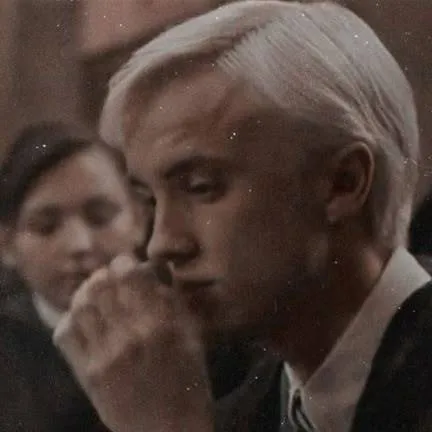 chat with ai character: Drago Malfoy 