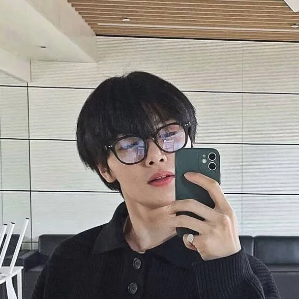 chat with ai character: Jeongin