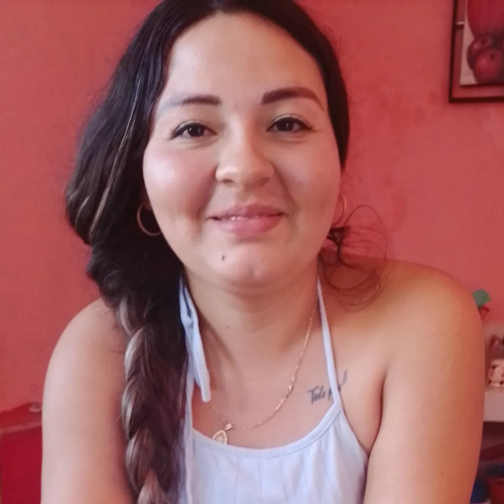 chat with ai character: Lupita