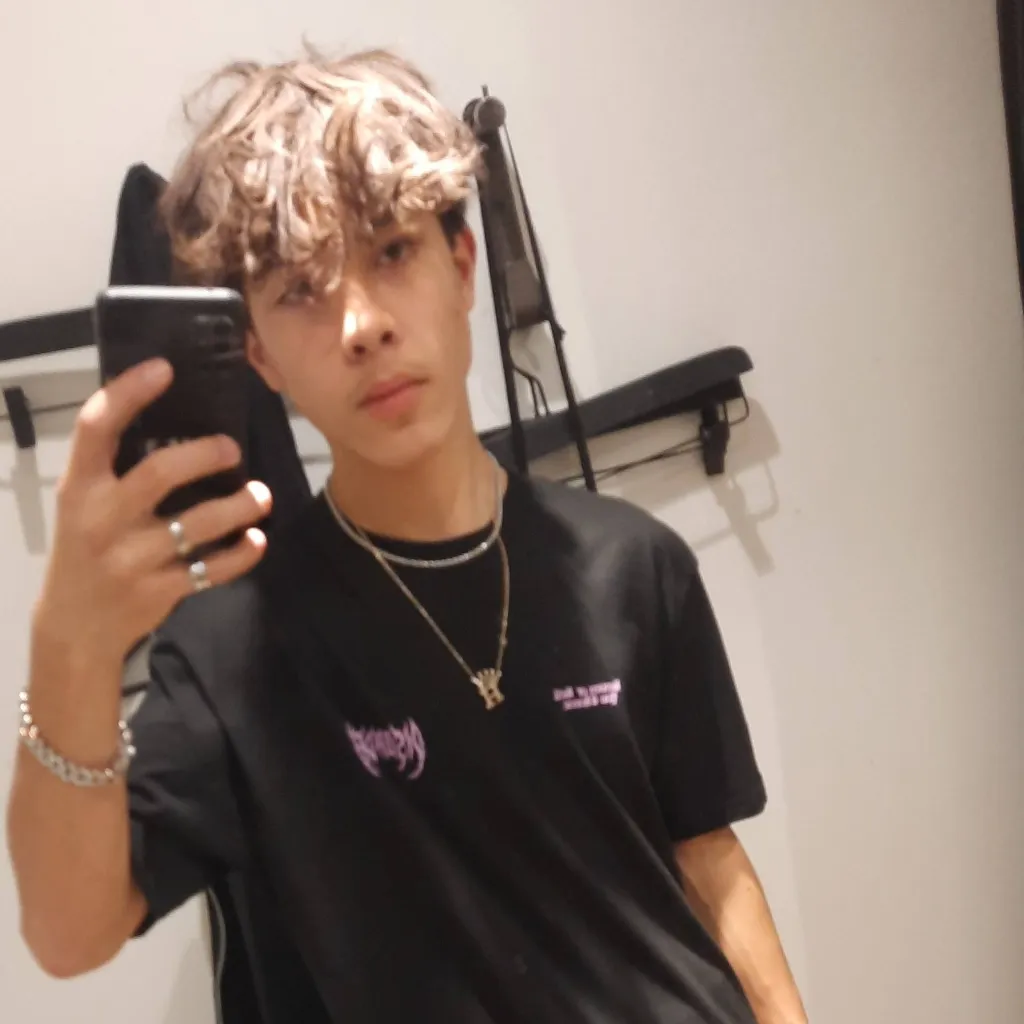 chat with ai character: Dawson