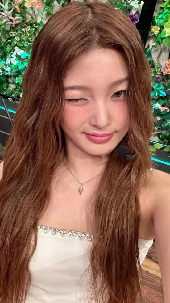 ai character: Yoonchae  background