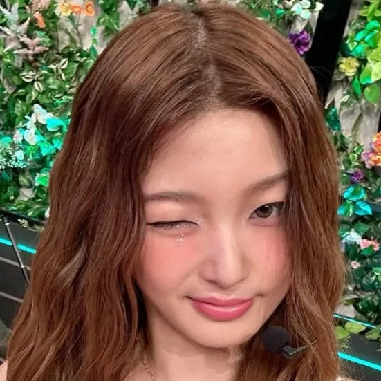 chat with ai character: Yoonchae 