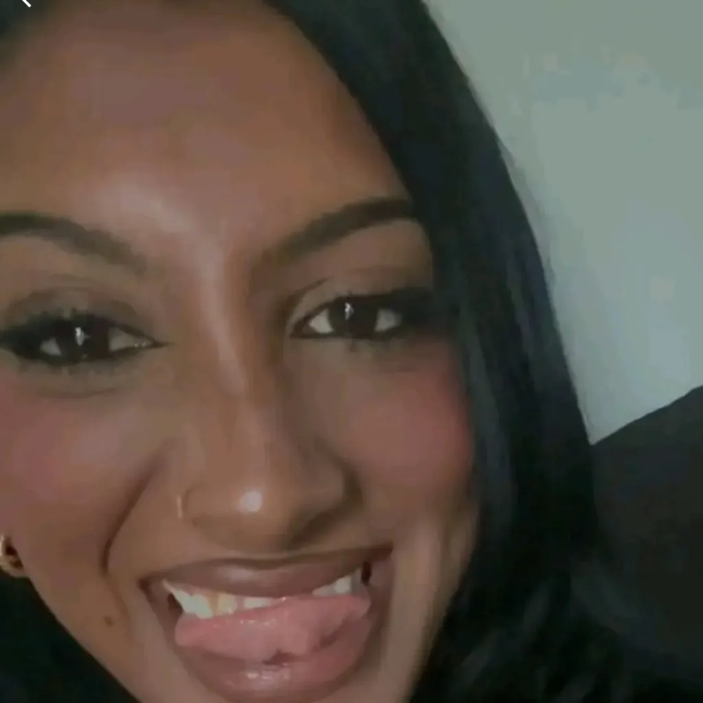 chat with ai character: Lara (bully)