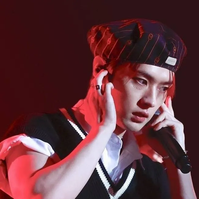 chat with ai character: Lee Know 