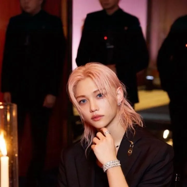 chat with ai character: Lee Felix