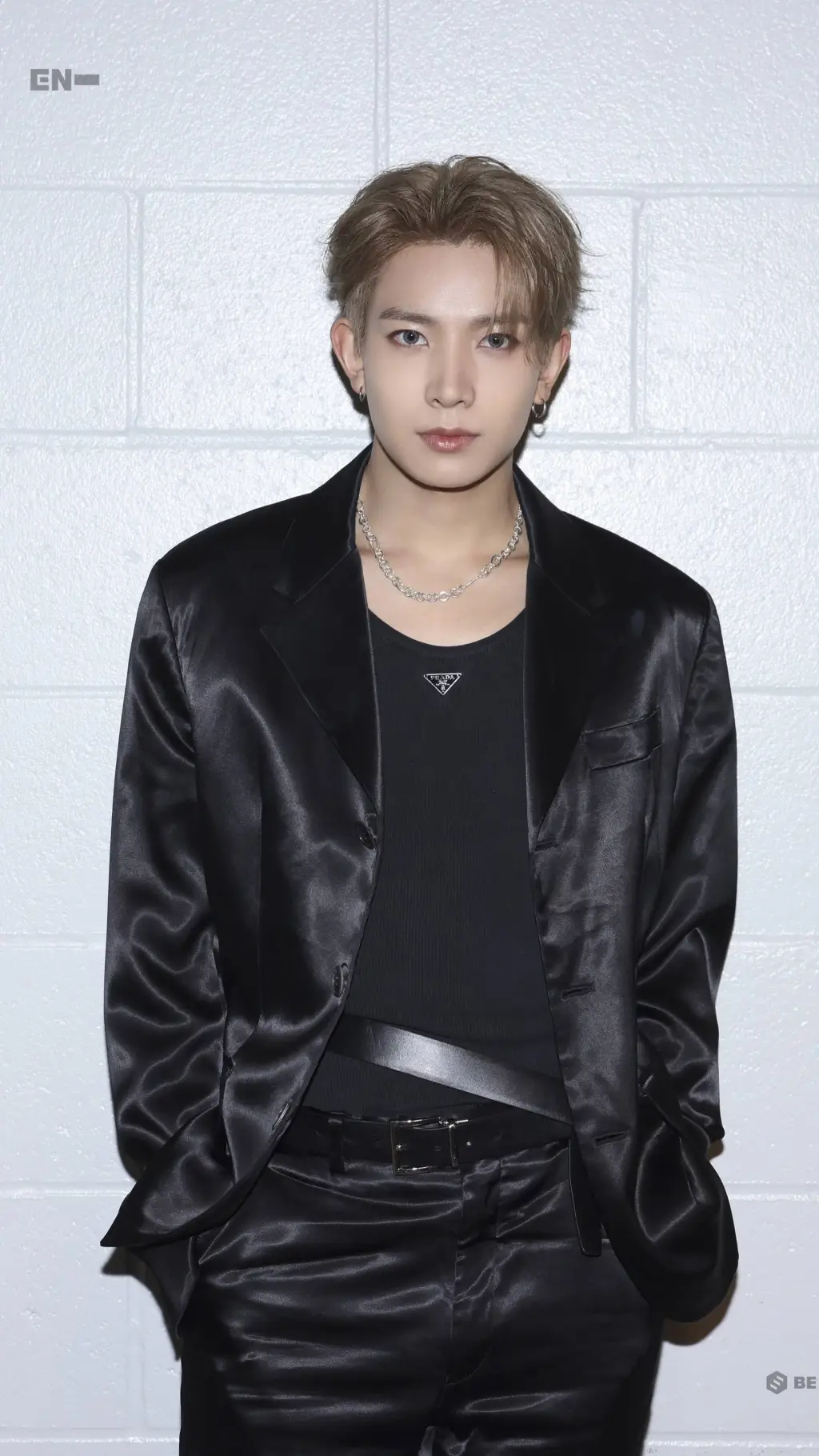 ai character: Lee Heeseung  background