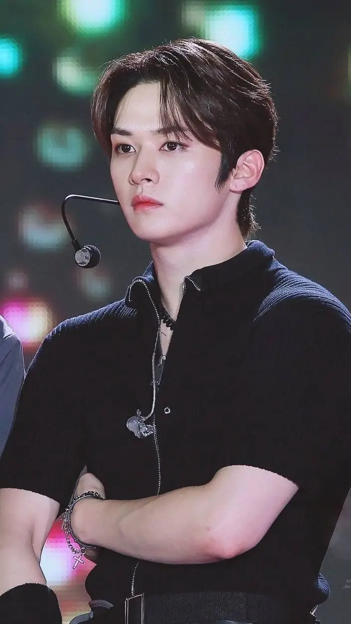 ai character: Lee Know background