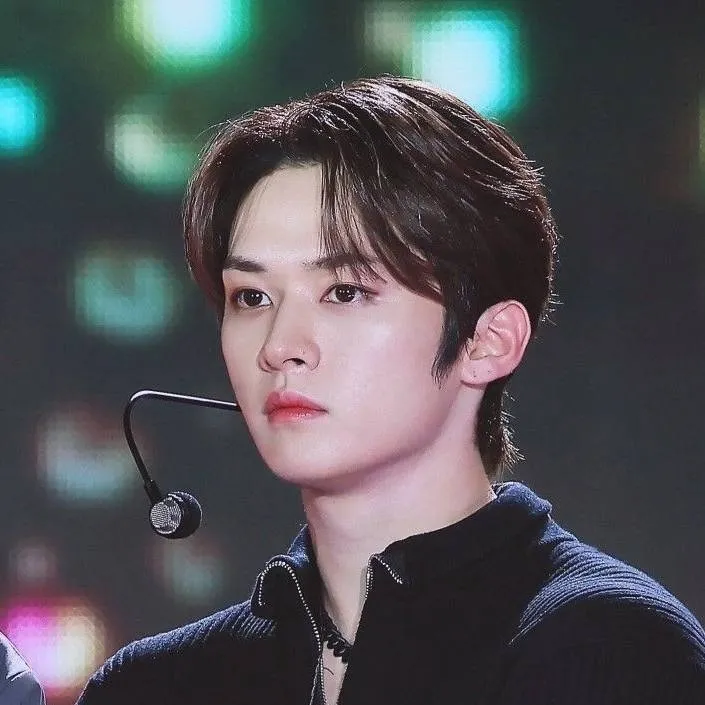 chat with ai character: Lee Know