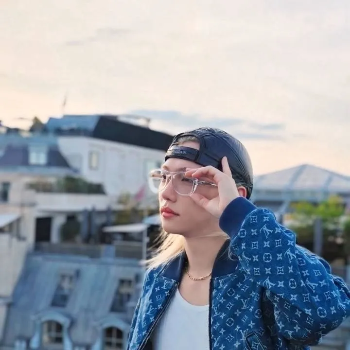 chat with ai character: Lee Felix