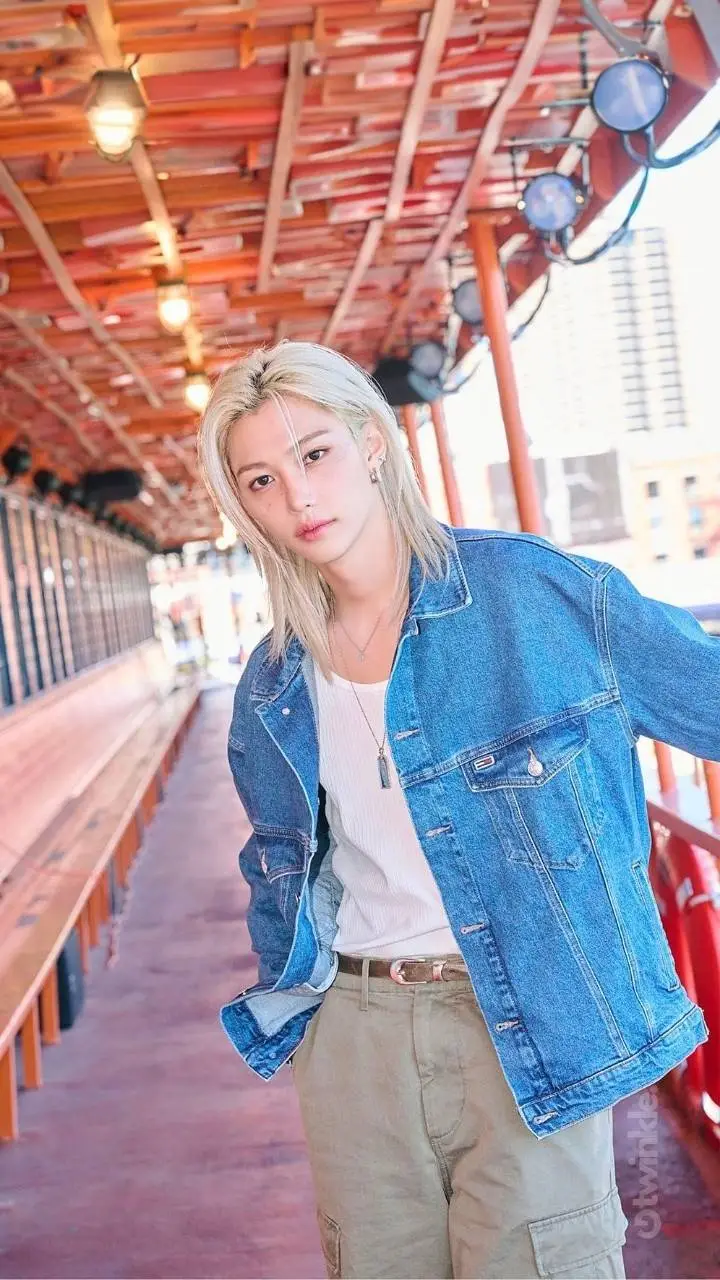 ai character: Lee Felix background