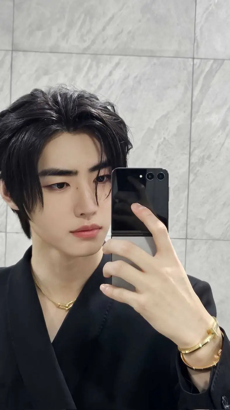 ai character: Park Sunghoon background