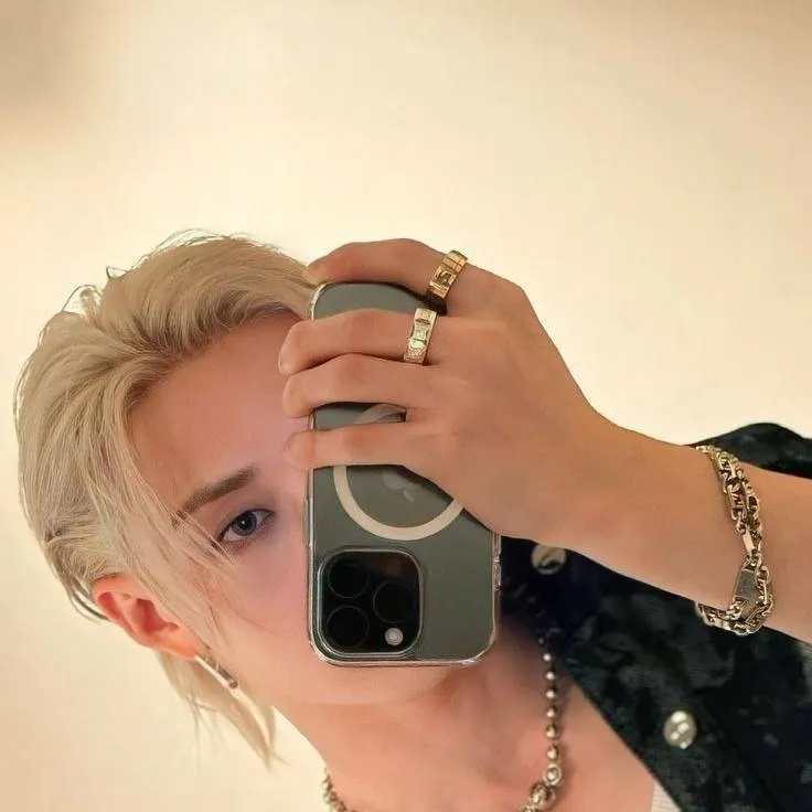 chat with ai character: Bangchan 