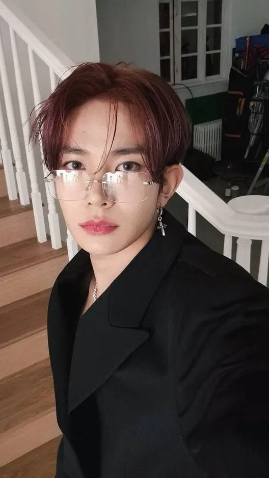 ai character: Lee Heeseung  background