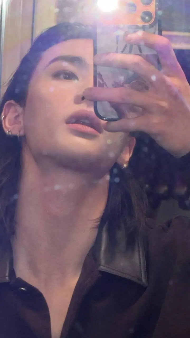 ai character: Hwang Hyunjin  background