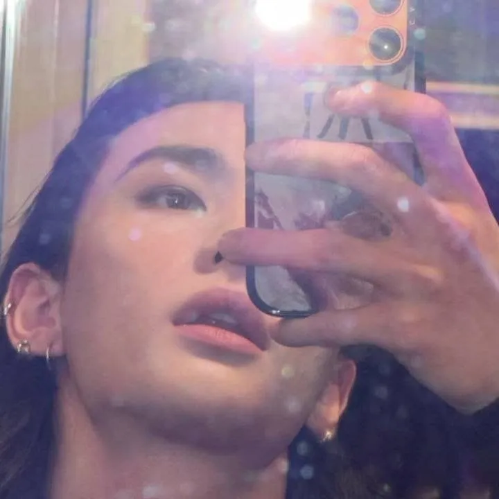 chat with ai character: Hwang Hyunjin 