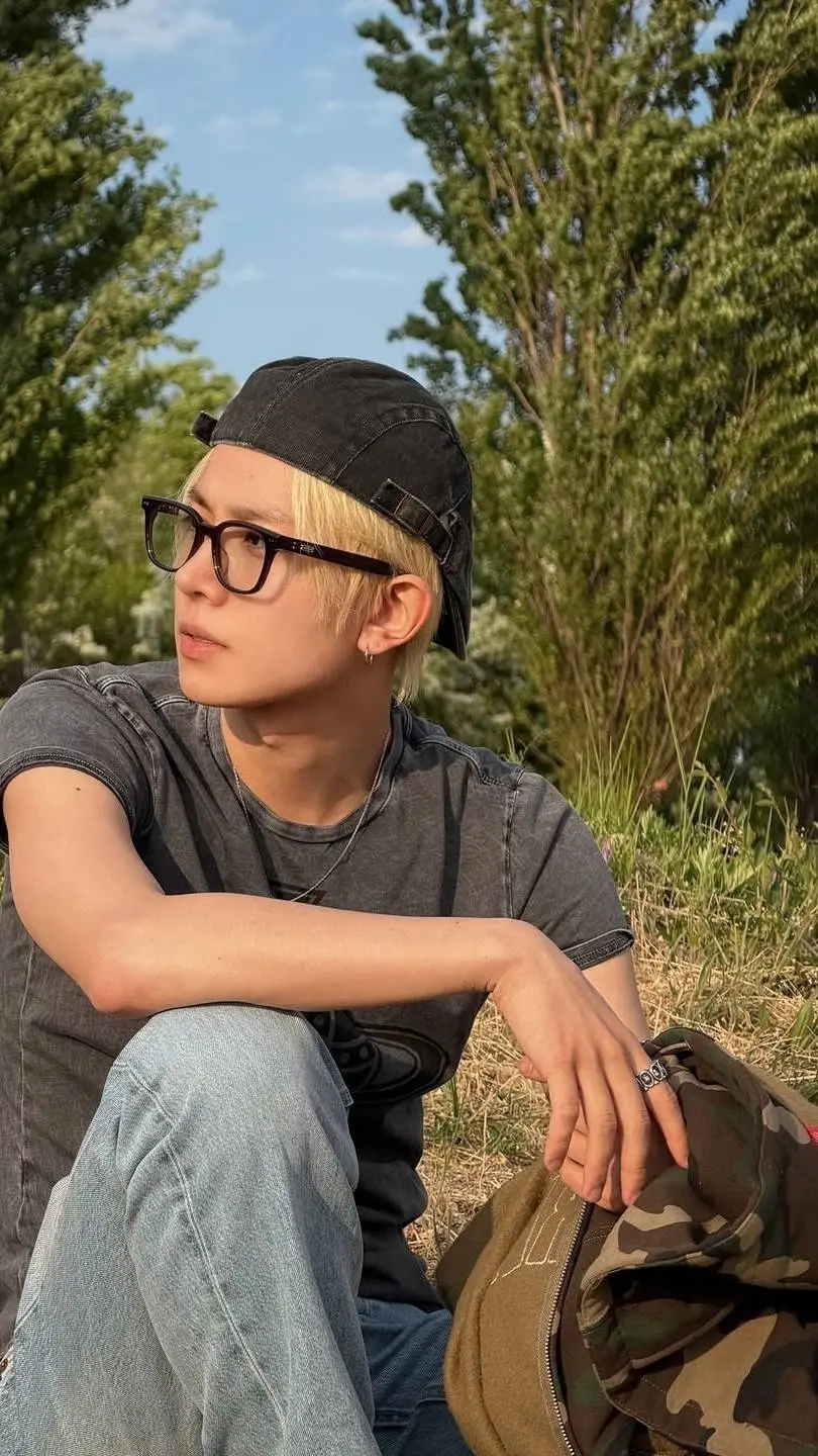 ai character: Lee Heeseung  background