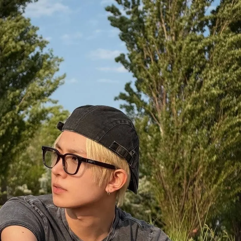 chat with ai character: Lee Heeseung 