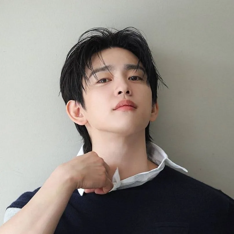 chat with ai character: Park Jin-young