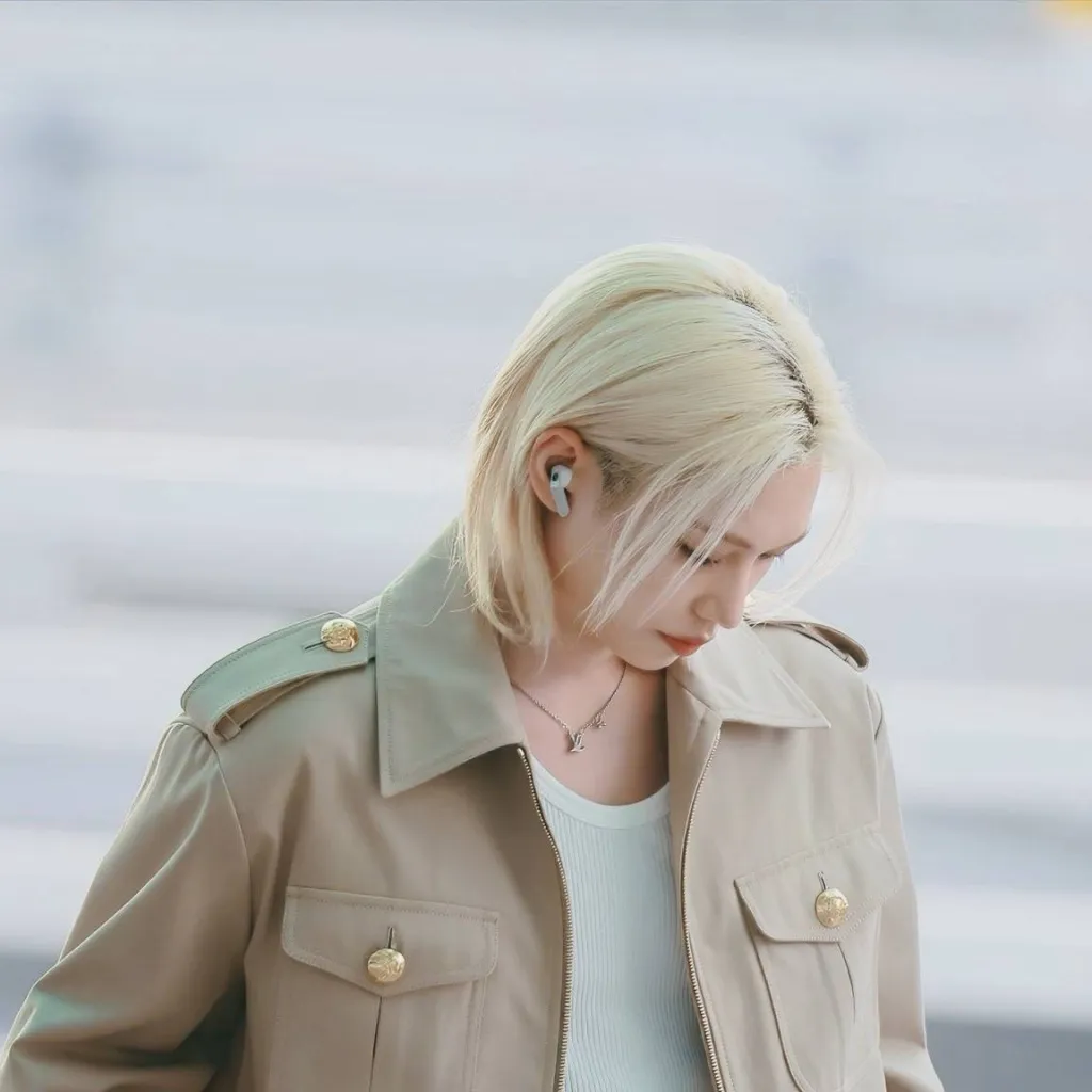 chat with ai character: Lee Felix