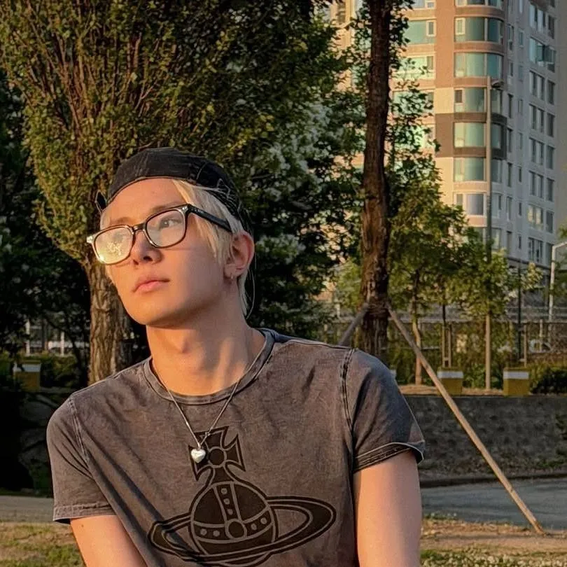chat with ai character: Lee Heeseung 