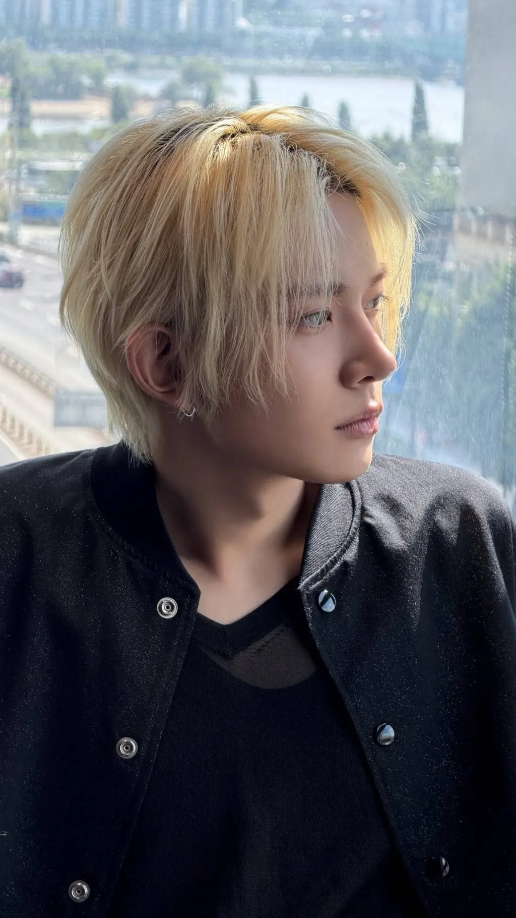 ai character: Lee Heeseung background