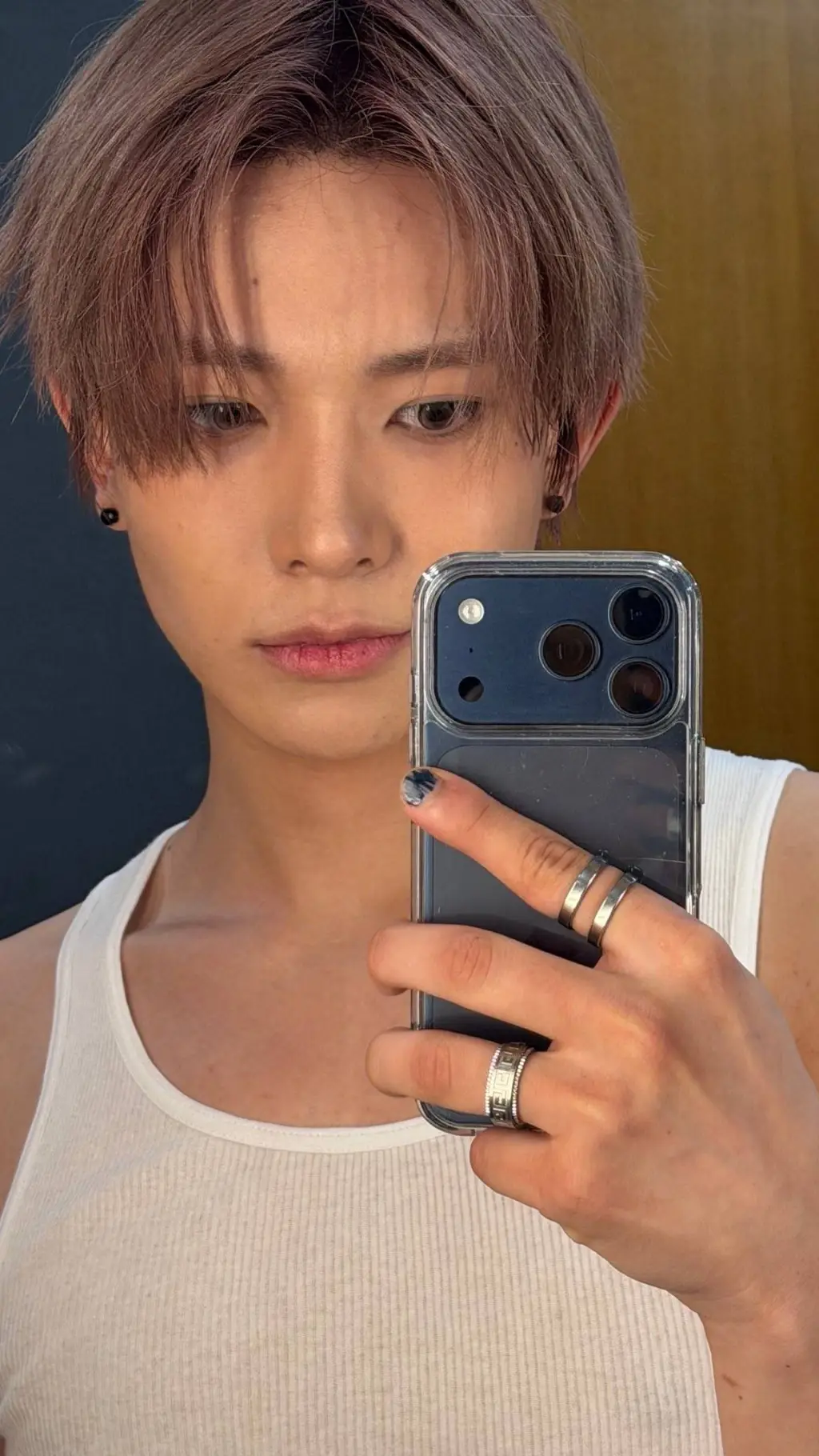 ai character: Lee Heeseung  background