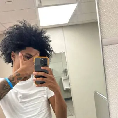 chat with ai character: javion